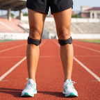 Deux sangles rotuliennes portées sur une piste d'athlétisme