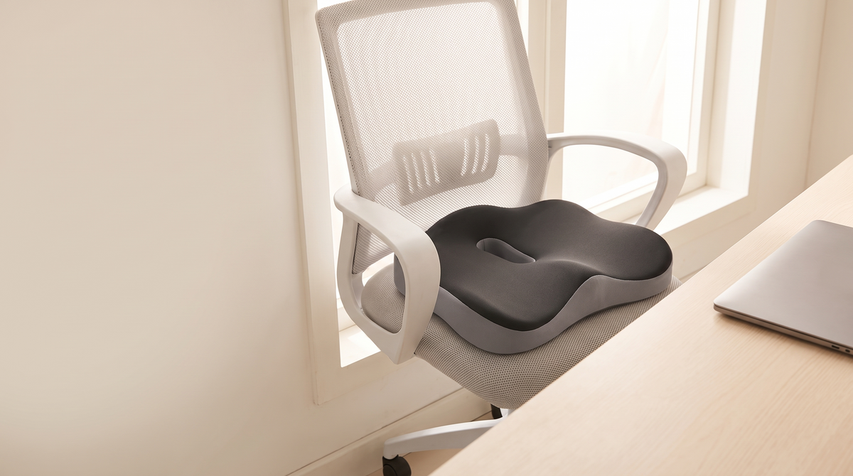 Coussin d'assise Orsalina posé sur une chaise de bureau dans un bureau lumineux